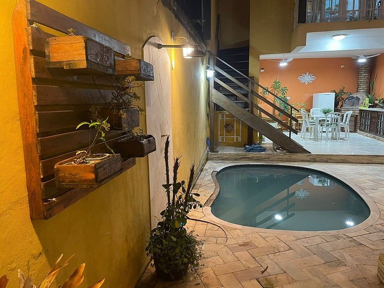 Aconchegante casa com piscina