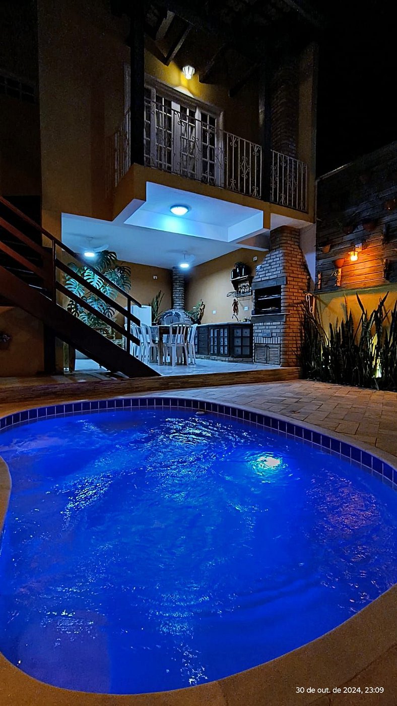 Aconchegante casa com piscina