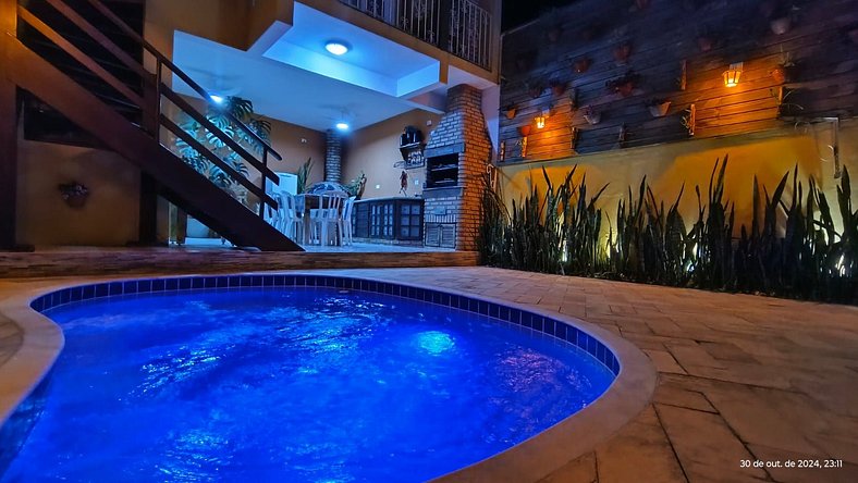 Aconchegante casa com piscina