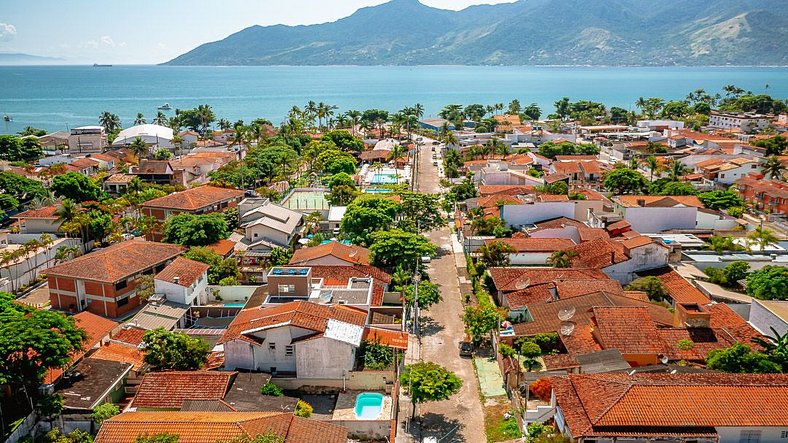 Casa com piscina em São Sebastião próxima a praia e espaços