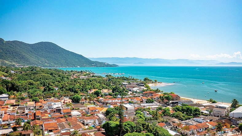 Casa com piscina em São Sebastião próxima a praia e espaços