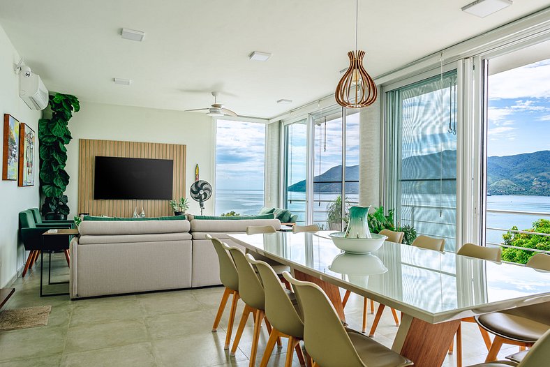 Casa com vista para o mar e piscina em São Sebastião