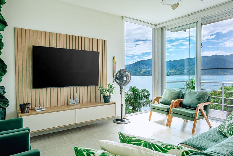 Casa com vista para o mar e piscina em São Sebastião