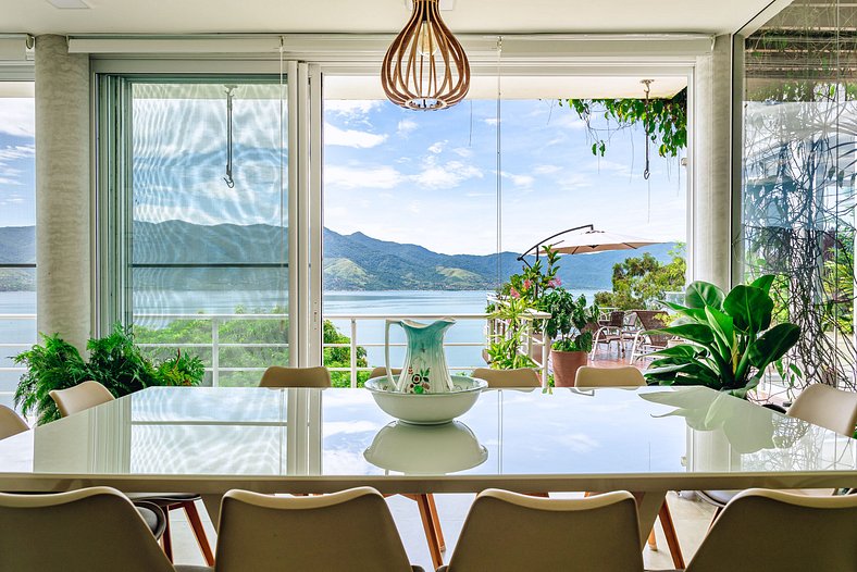 Casa com vista para o mar e piscina em São Sebastião