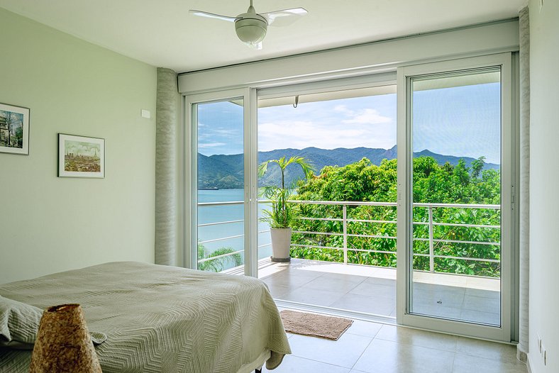 Casa com vista para o mar e piscina em São Sebastião