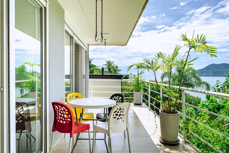 Casa com vista para o mar e piscina em São Sebastião