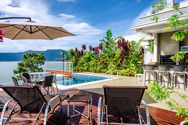 Casa com vista para o mar e piscina em São Sebastião