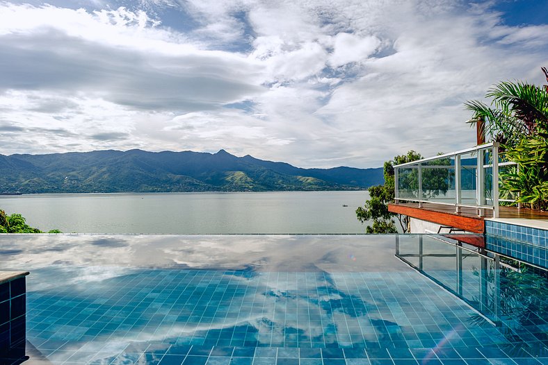 Casa com vista para o mar e piscina em São Sebastião