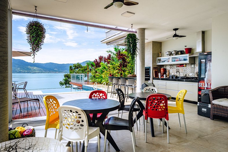 Casa com vista para o mar e piscina em São Sebastião