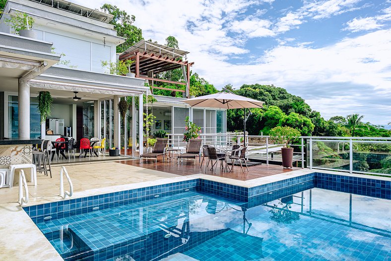 Casa com vista para o mar e piscina em São Sebastião