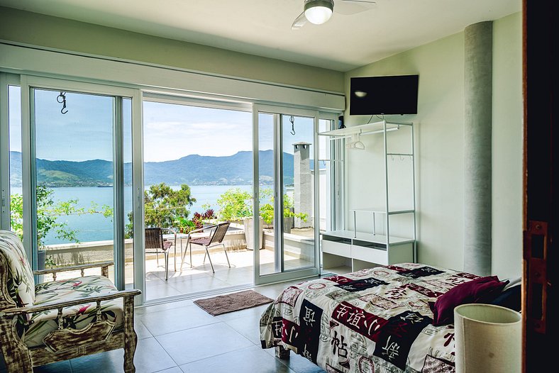 Casa com vista para o mar e piscina em São Sebastião