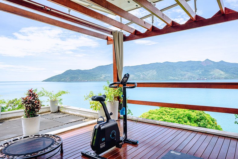 Casa com vista para o mar e piscina em São Sebastião