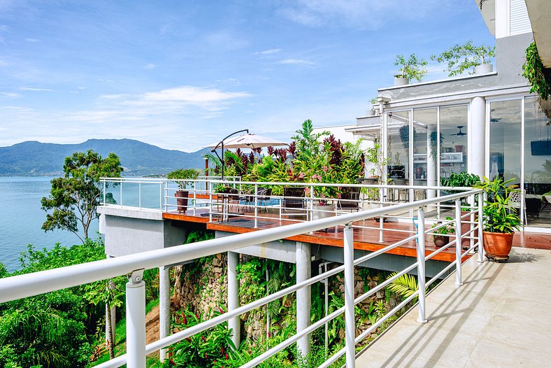 Casa com vista para o mar e piscina em São Sebastião