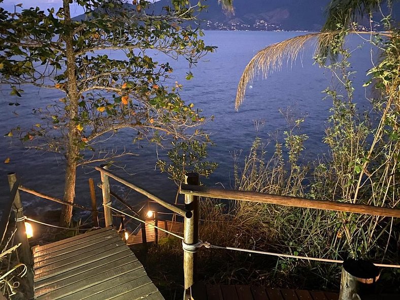 Casa com vista para o mar e piscina em São Sebastião