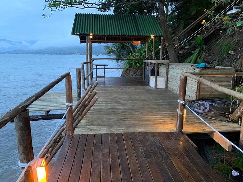 Casa com vista para o mar e piscina em São Sebastião