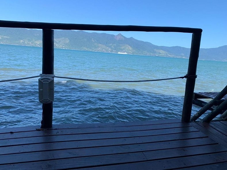 Casa com vista para o mar e piscina em São Sebastião