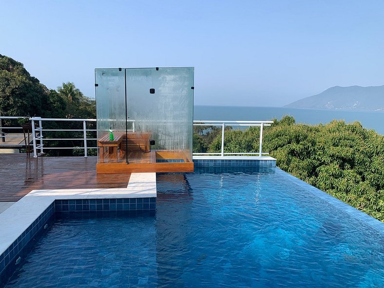 Casa com vista para o mar e piscina em São Sebastião