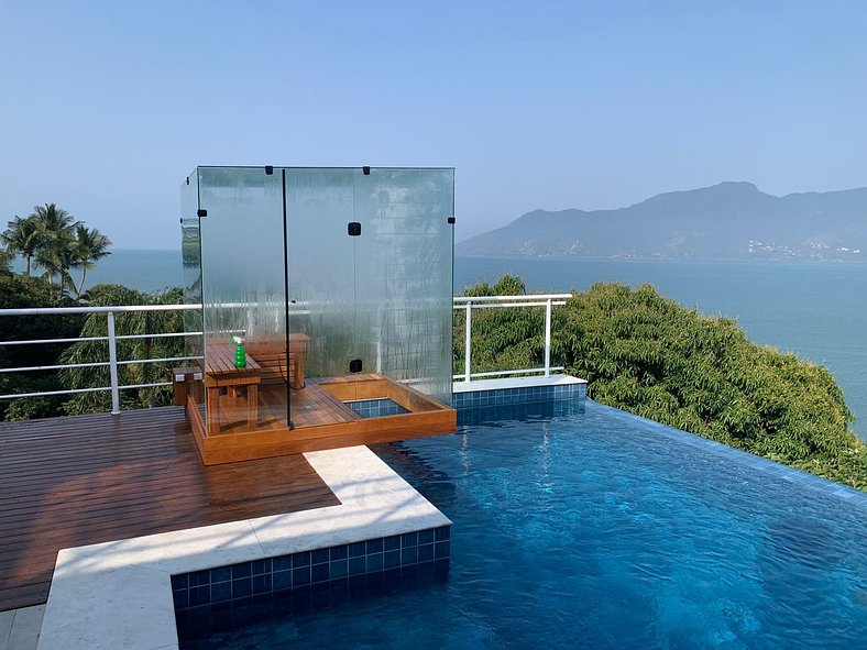 Casa com vista para o mar e piscina em São Sebastião