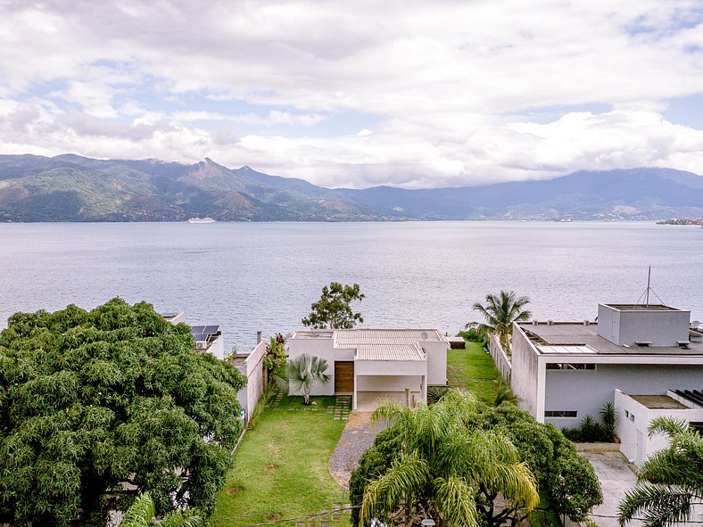 Casa na costeira com vista para o mar