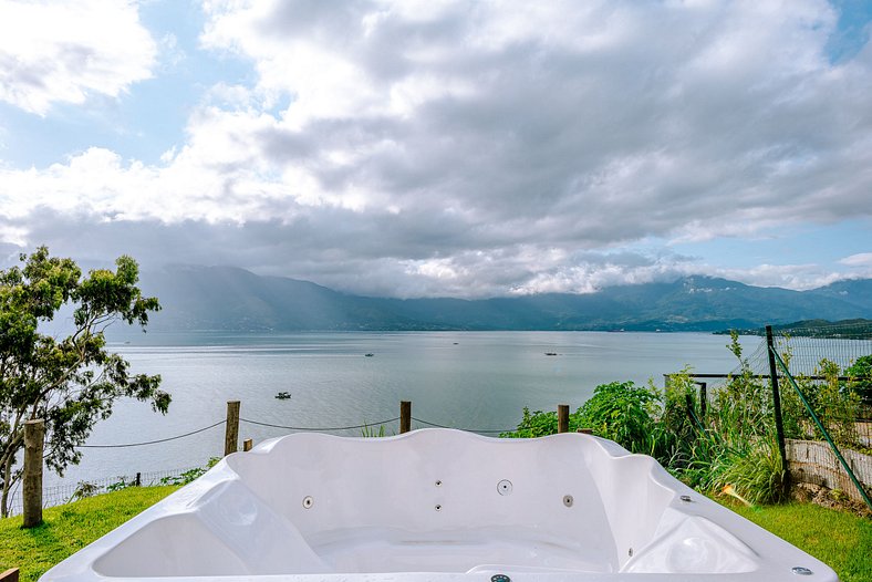 Casa na costeira com vista para o mar