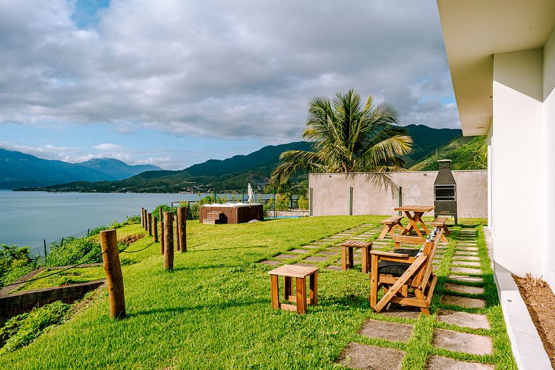 Casa na costeira com vista para o mar