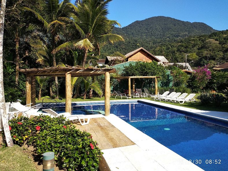 Paraíso com Piscina e Natureza em São Sebastião