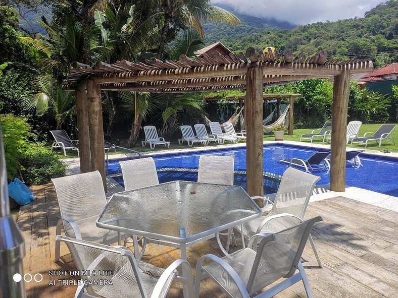 Paraíso com Piscina e Natureza em São Sebastião