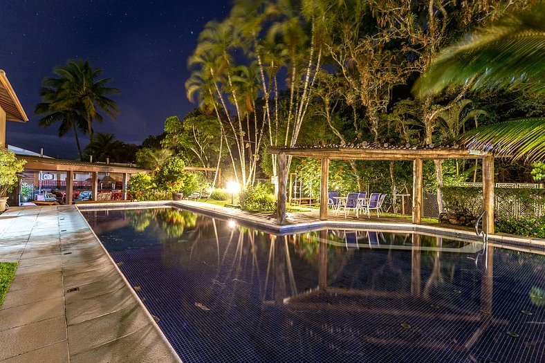 Paraíso com Piscina e Natureza em São Sebastião