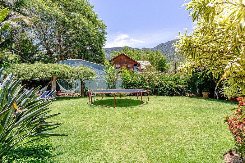 Paraíso com Piscina e Natureza em São Sebastião