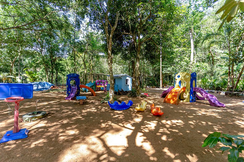 Paraíso com Piscina e Natureza em São Sebastião