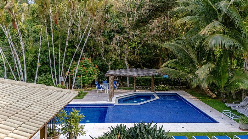 Paraíso com Piscina e Natureza em São Sebastião