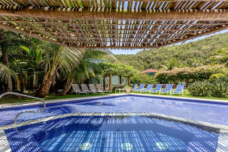 Paraíso com Piscina e Natureza em São Sebastião