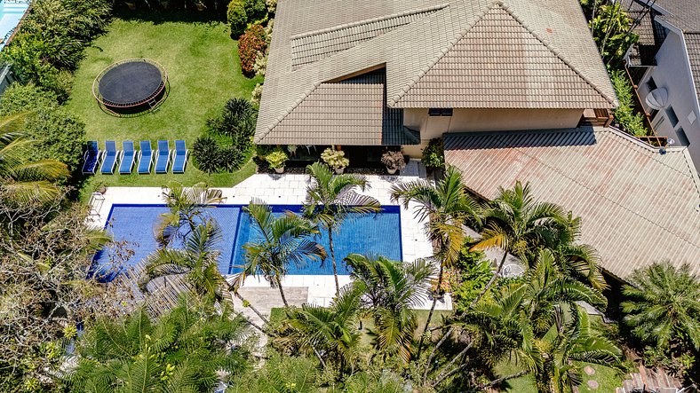 Paraíso com Piscina e Natureza em São Sebastião