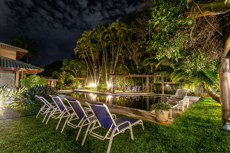 Paraíso com Piscina e Natureza em São Sebastião