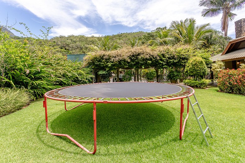 Paraíso com Piscina e Natureza em São Sebastião