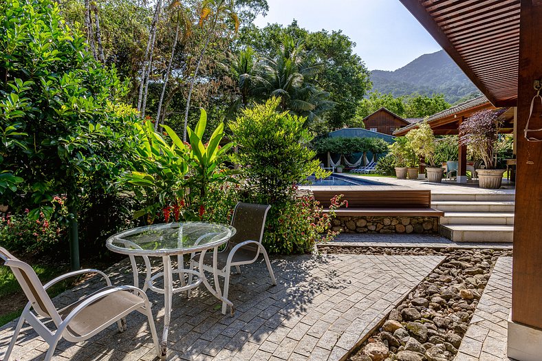 Paraíso com Piscina e Natureza em São Sebastião