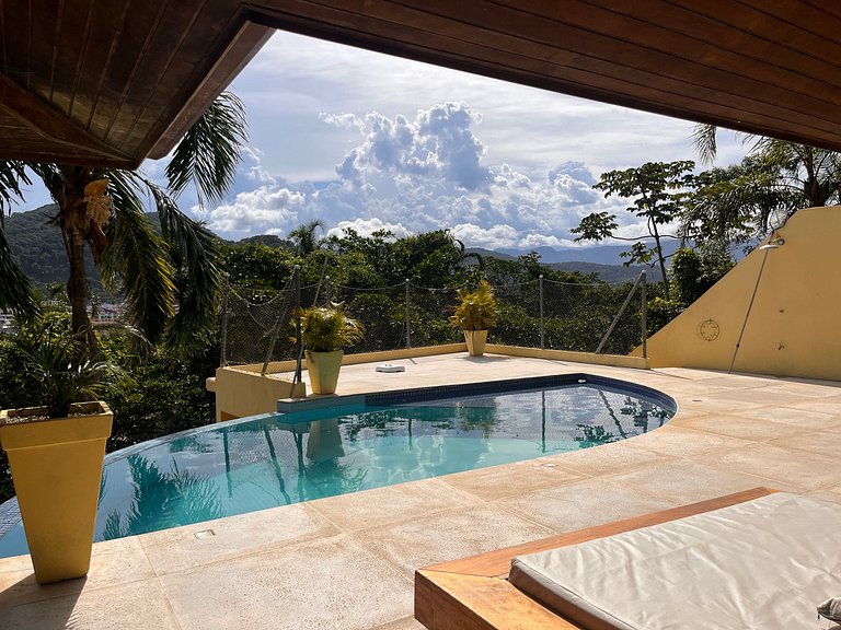 Refúgio confortável com piscina de borda infinita e vista in