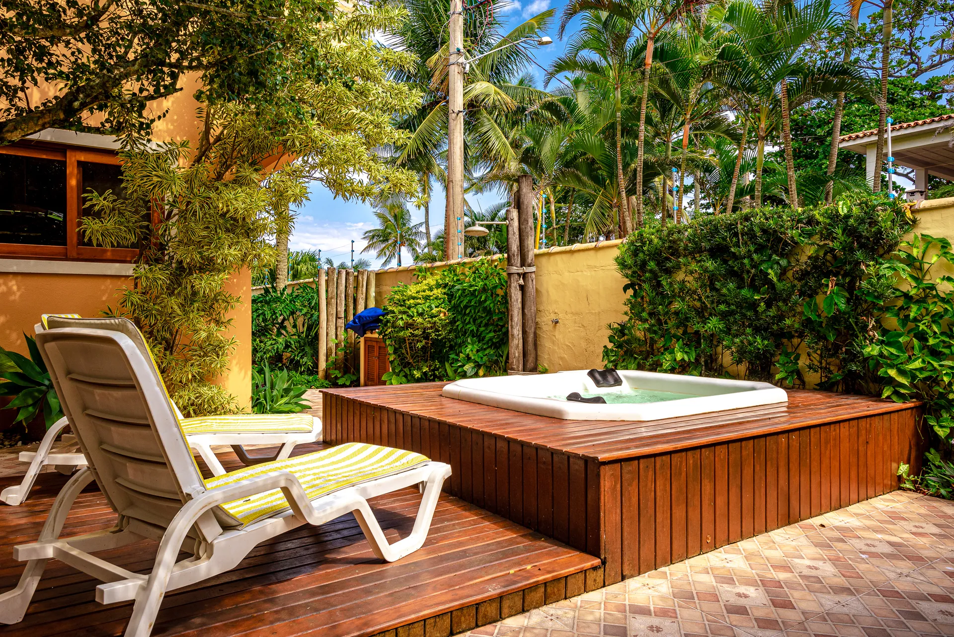 Imóvel com jacuzzi e deck de madeira