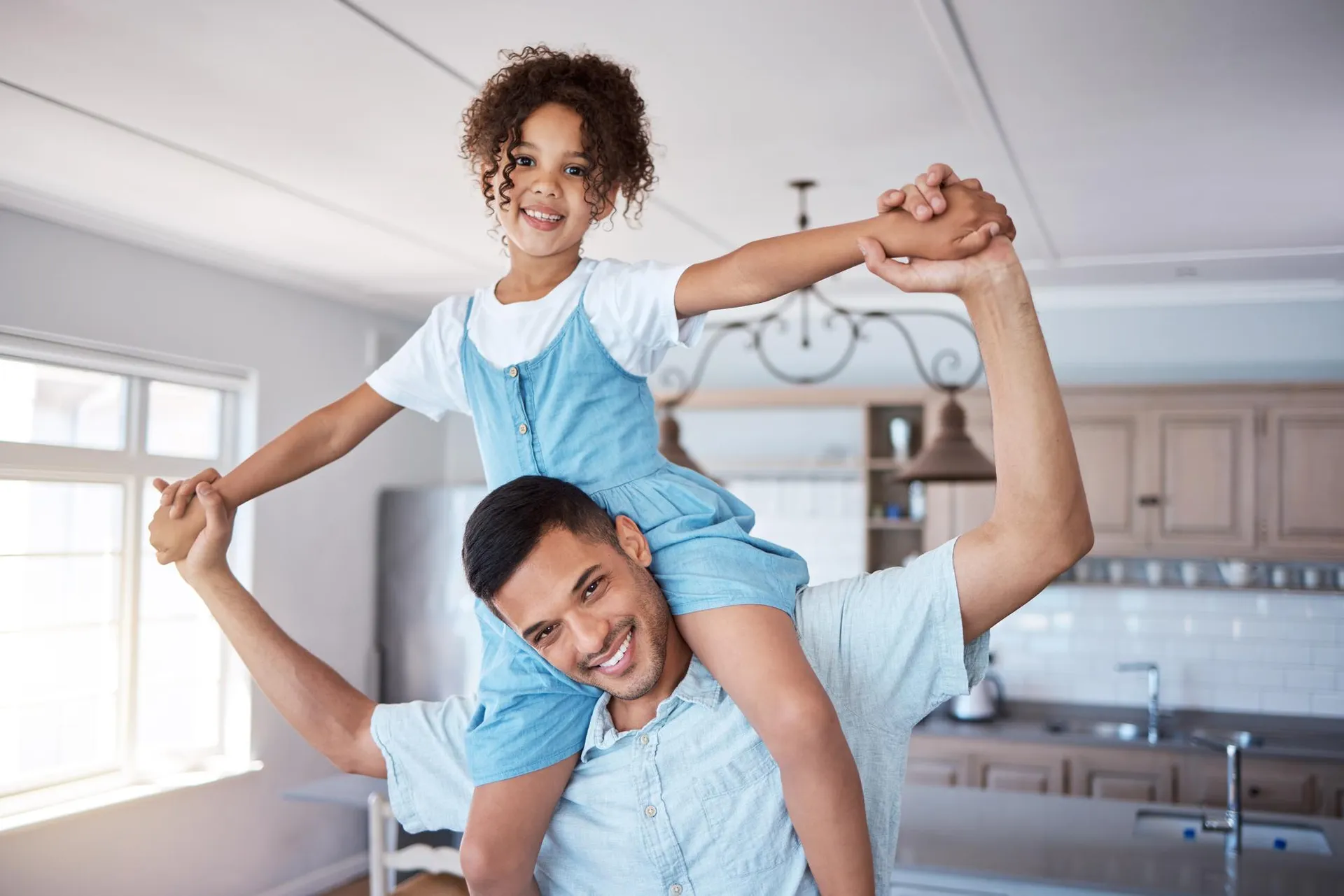 Pai e filha se divertindo em casa