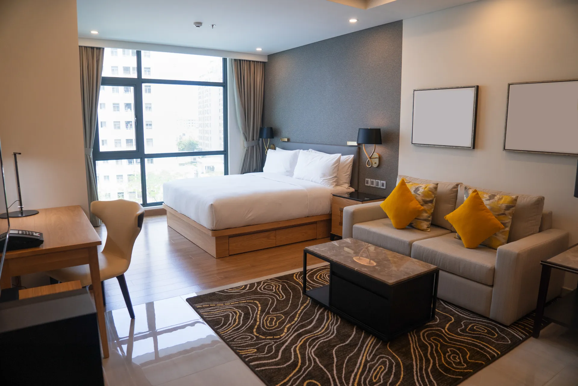 Quarto de hotel com cama de casal e sofá