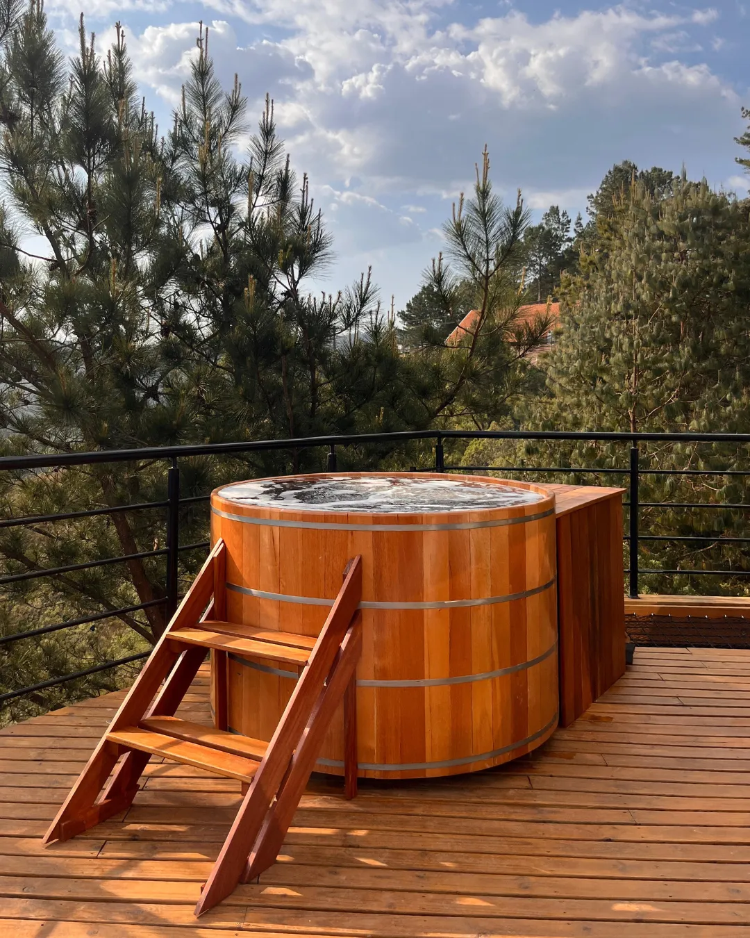 Imóvel com deck de madeira em meio à natureza