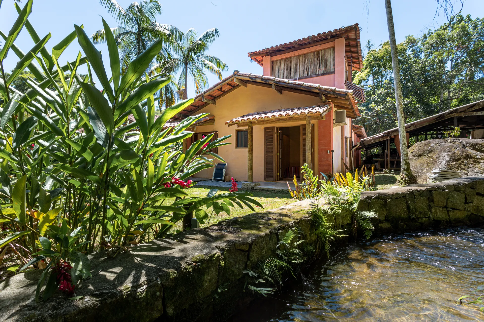 Casa de campo cercada por vegetação